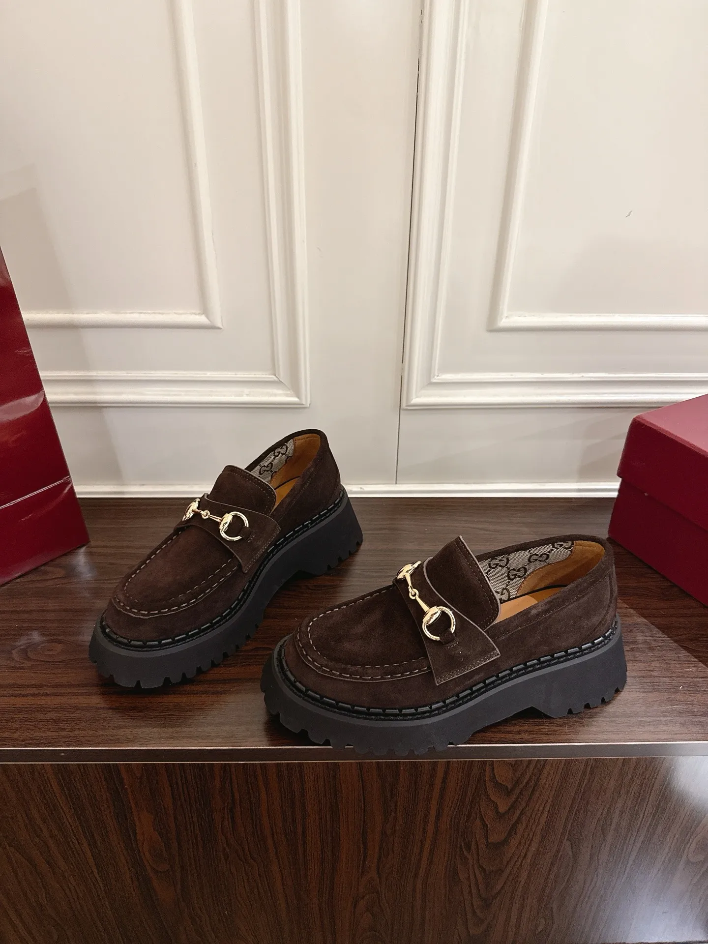 👟👟Ex-factory price 540👟👟 Gucci loafers with horsebit groove soles. As a tribute to the brand's equestrian origins, the horsebit has gone through years of baptism, integrating the rich historical heritage and modern fashion into one. Cowhide surface, sole thickness 5cm, size: 35-42# 39-46#